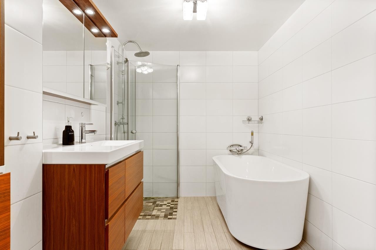 Delikat bad med dusj og badekar Galleribilde