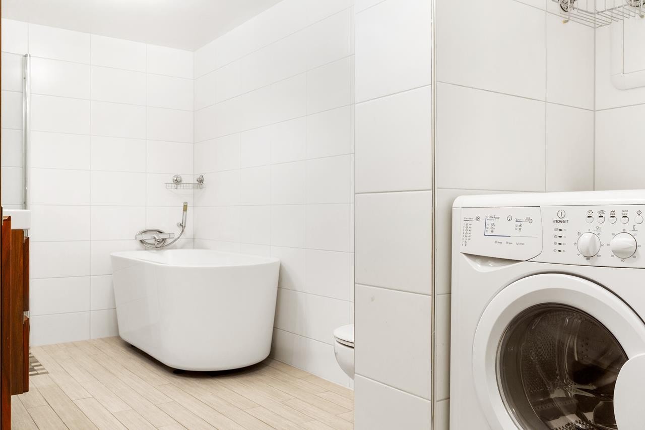 Badet har varmekabler i gulv og opplegg for vaskemaskin Galleribilde