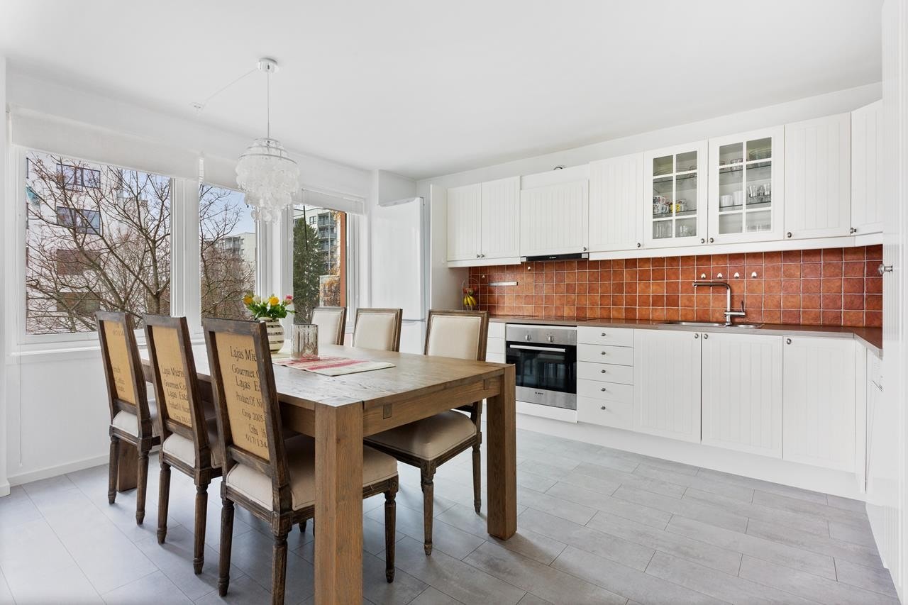 Praktisk designet kjøkken med god skap- og benkeplass Galleribilde