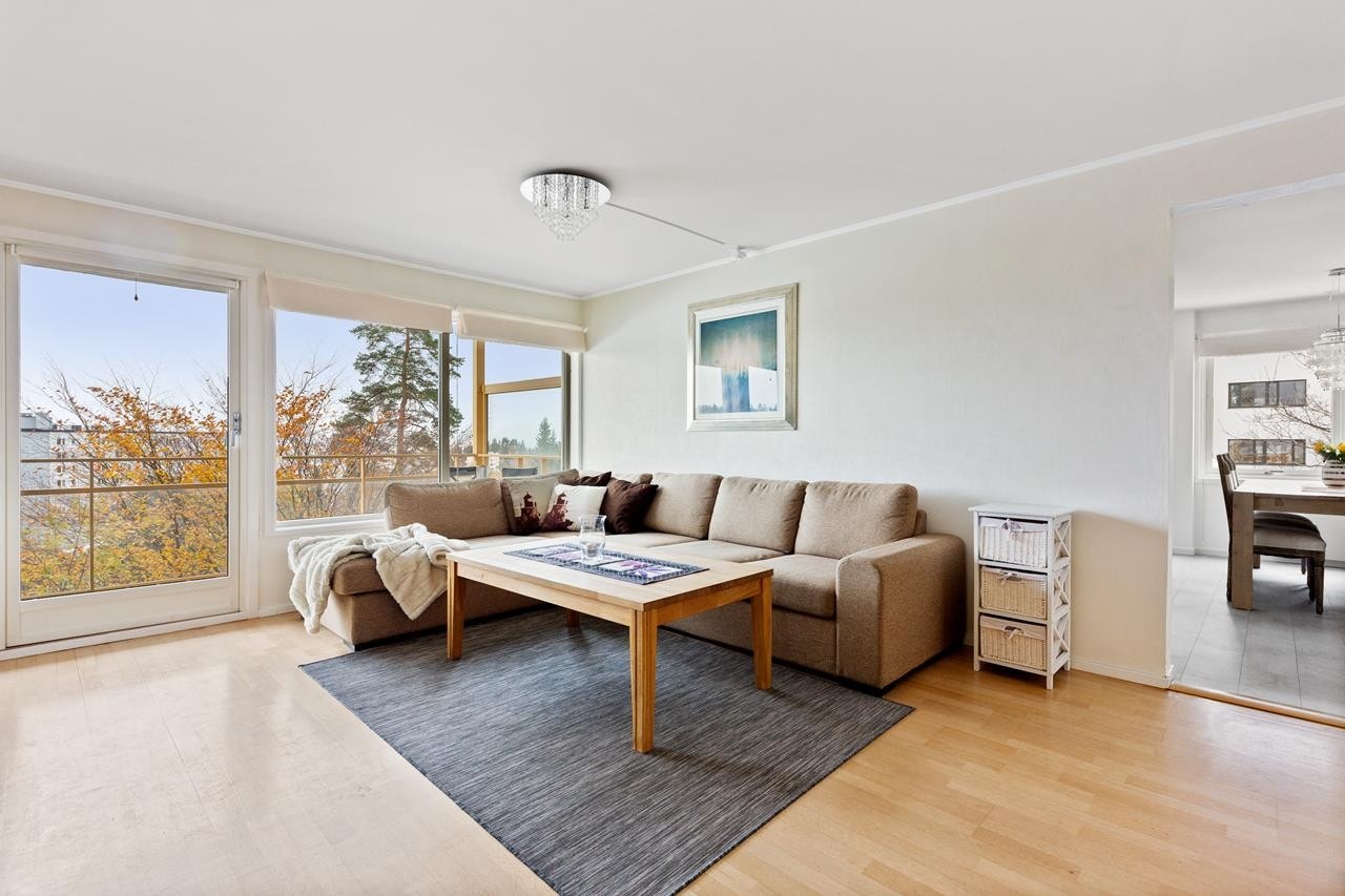 Stuen har god plass til sofa med tilhørende møblement Galleribilde