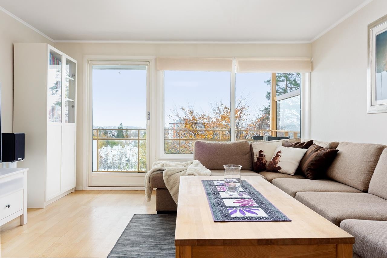 Stuen har gode vindusflater som slipper inn godt med naturlig lys Galleribilde