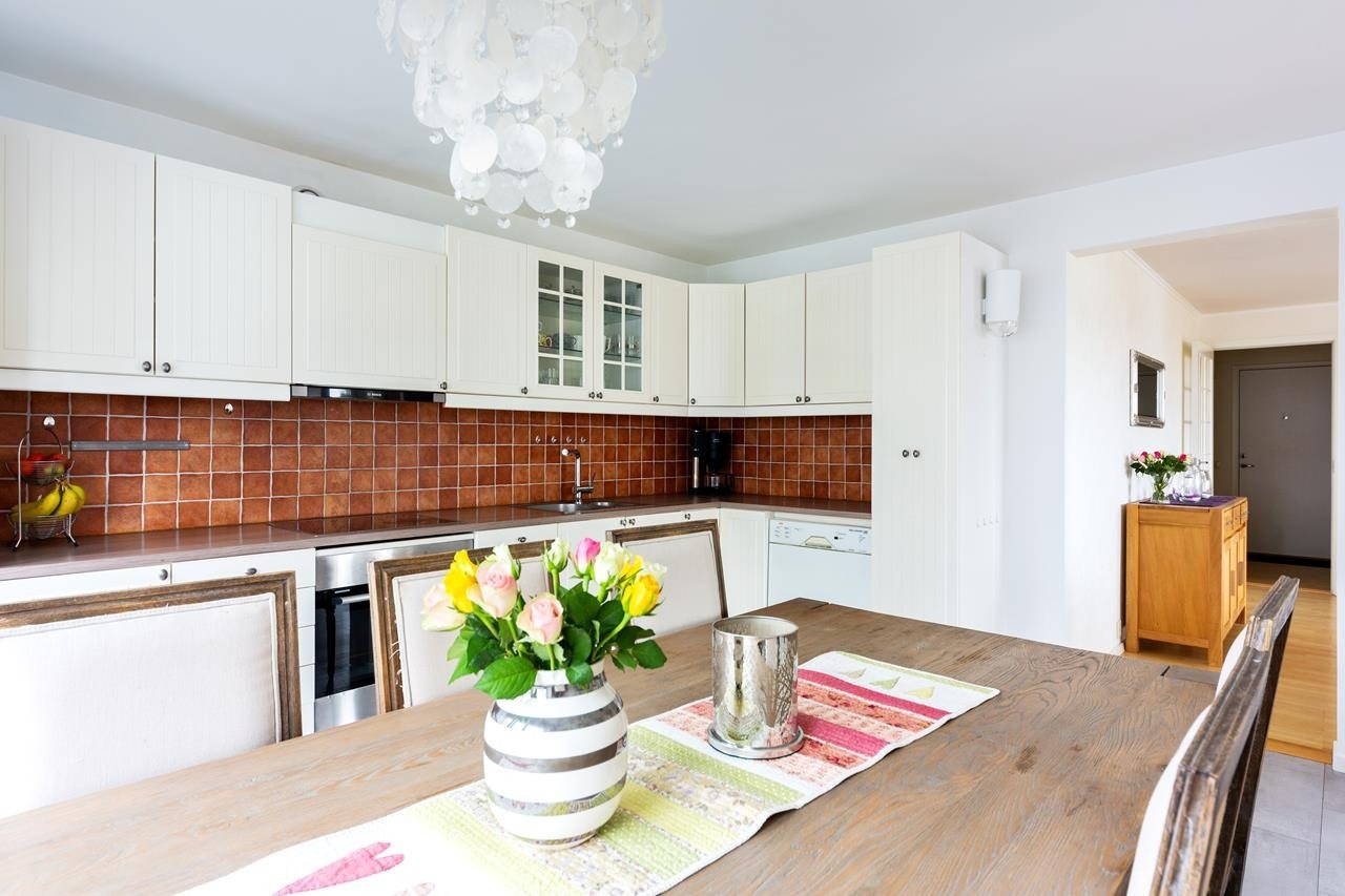 Svært romslig kjøkken med plass til stort spisebord Galleribilde