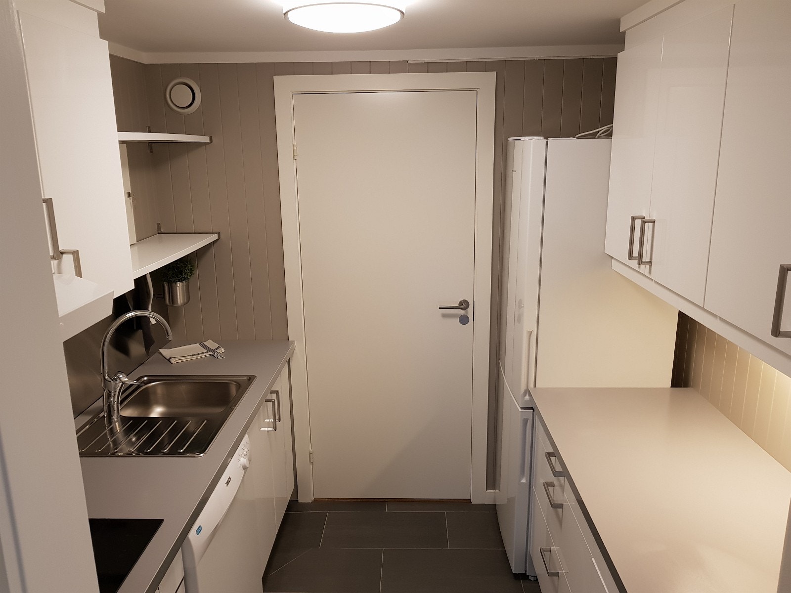 Kjøkken med integrerte hvitevarer Galleribilde