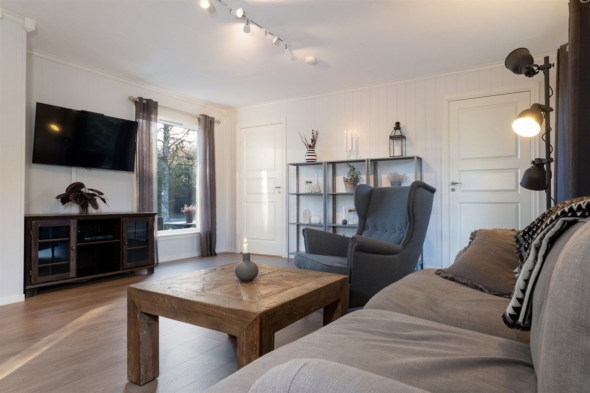 Stue med lyse og moderne farger og godt med dagslys. Galleribilde