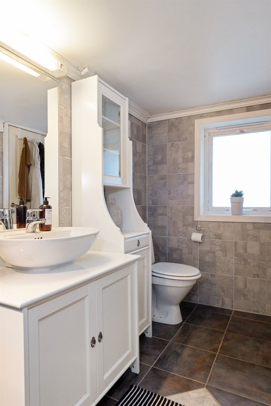 Del av romslig bad. Galleribilde