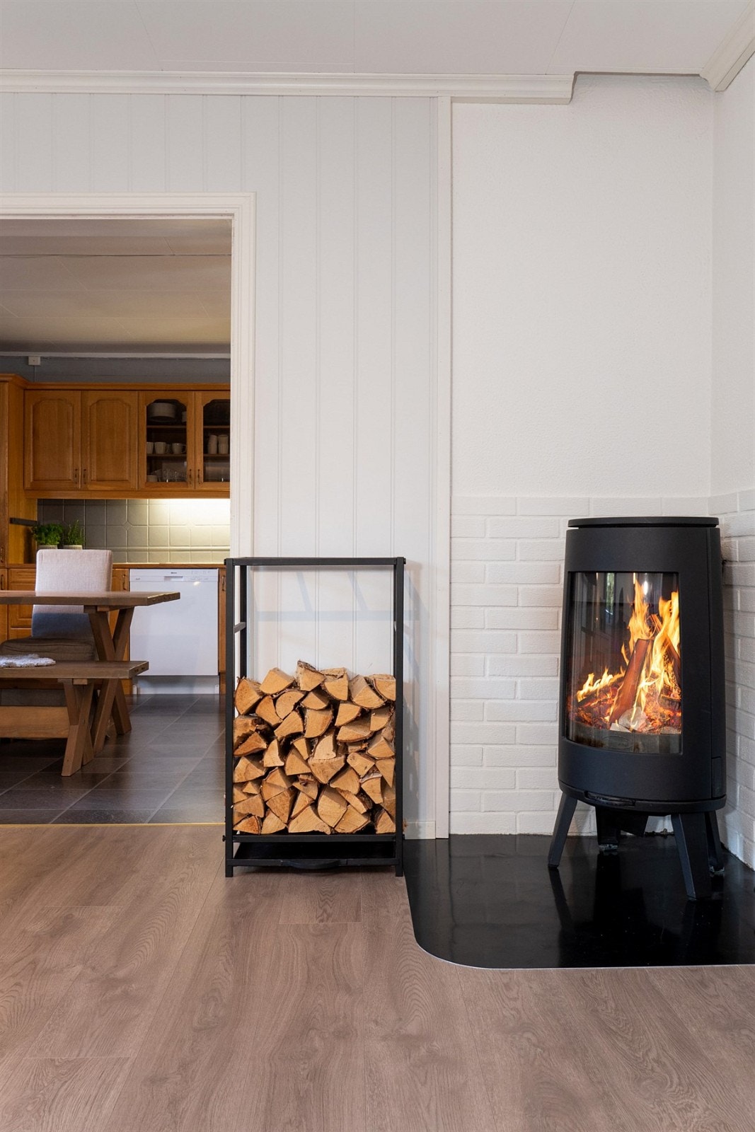 Koselig peis gir varme på kalde vinterdager. Galleribilde