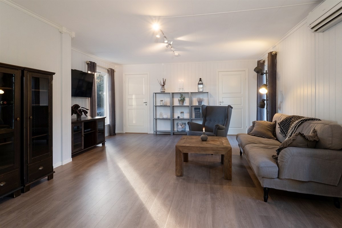 Stor, lys stue med adkomst til 2 soverom. Galleribilde