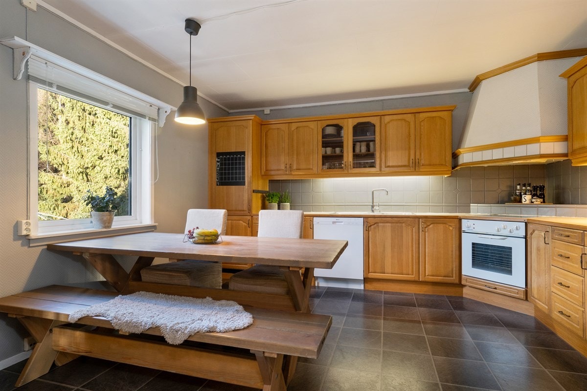 Kjøkken med godt med skap- og benkeplass. Galleribilde