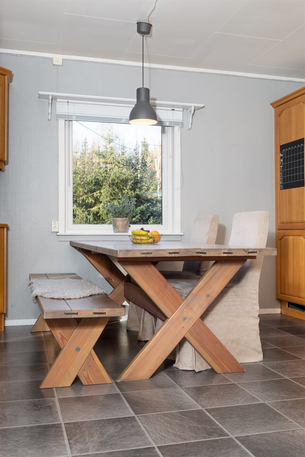 Plass til stort spisebord på kjøkkenet. Galleribilde