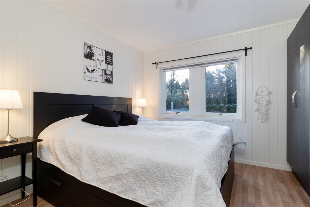 Stort hovedsoverom med garderobeskap. Galleribilde