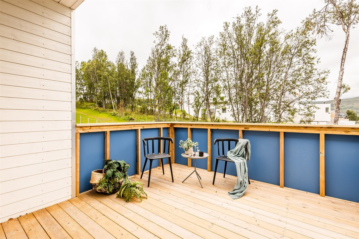 Fra stue/kjøkken er det utgang til veranda med svært fin utsikt
