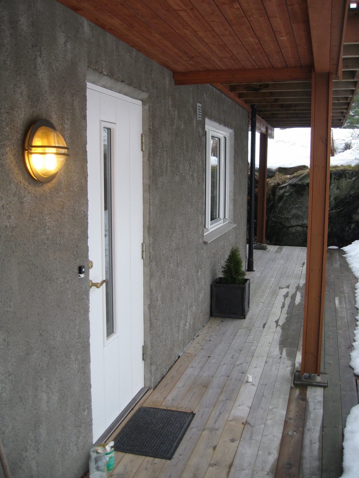 Trivelig inngangsparti med egen uteplass Galleribilde