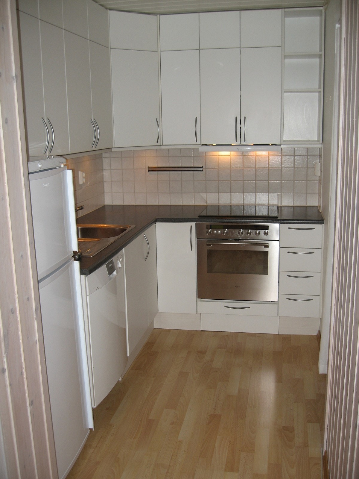 Kjøkken m/hvitevarer Galleribilde