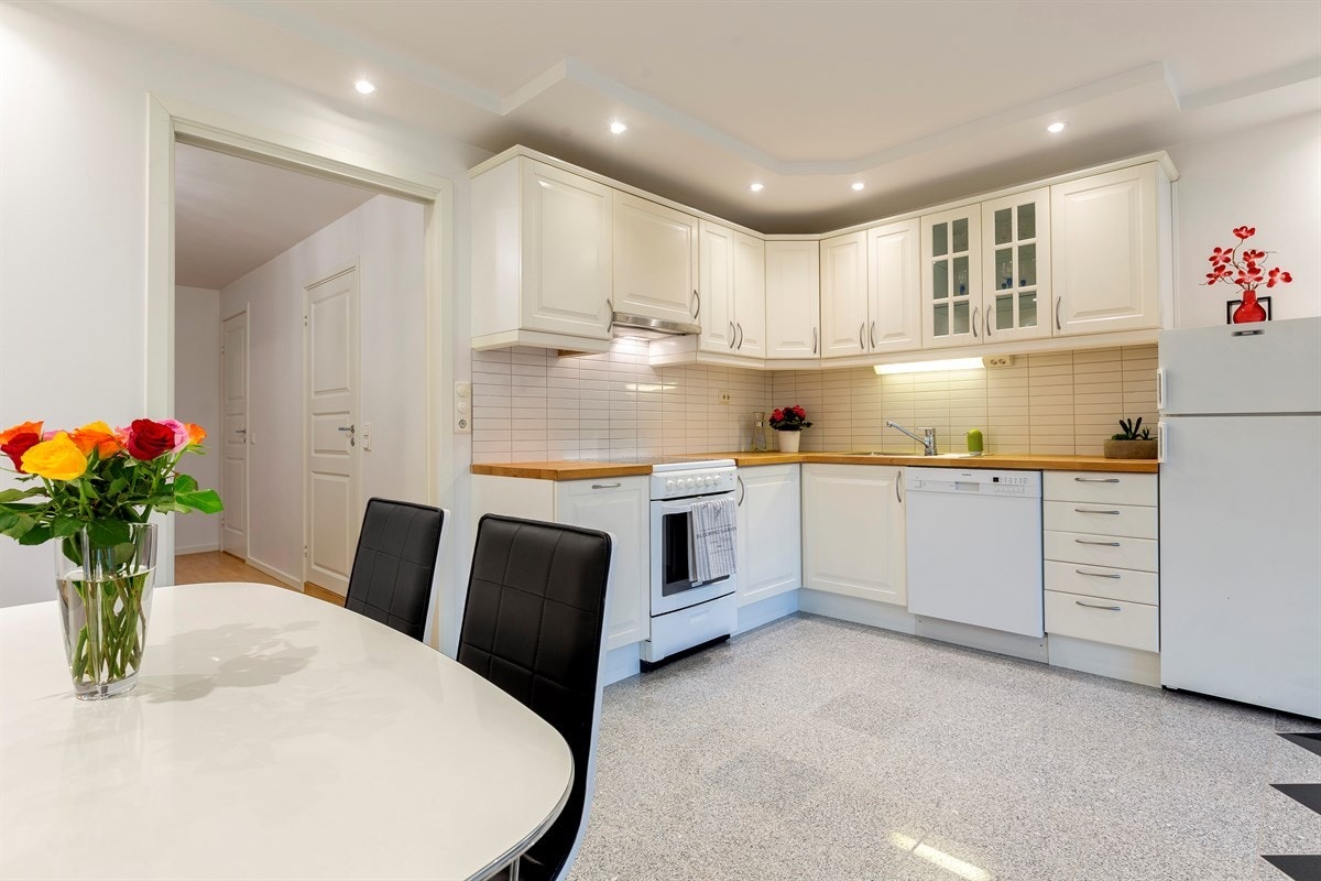 Pen kjøkkeninnredning fra 2008. Downlights fra 2015. Galleribilde