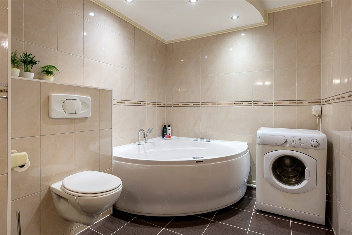 Pent flislagt bad, med badekar, Wc, downlights og opplegg for vaskemaskin Galleribilde