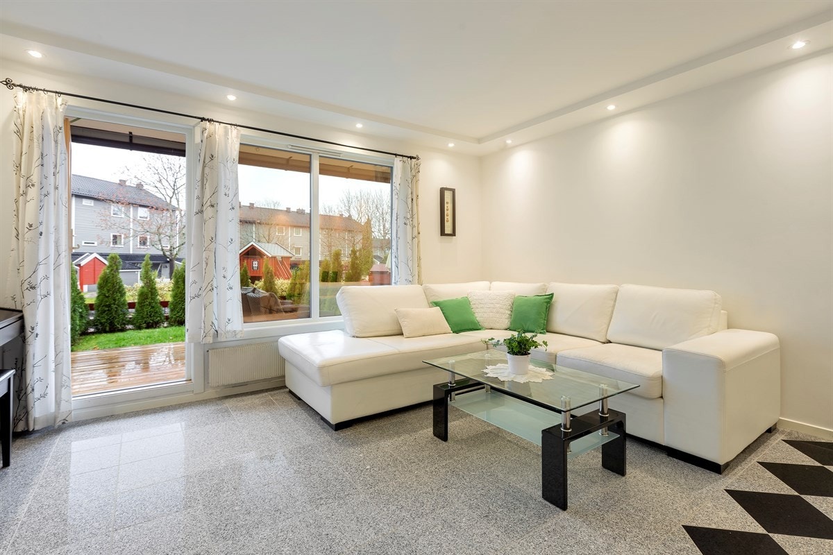 Store vindusflater gir mye lys og luft. Galleribilde