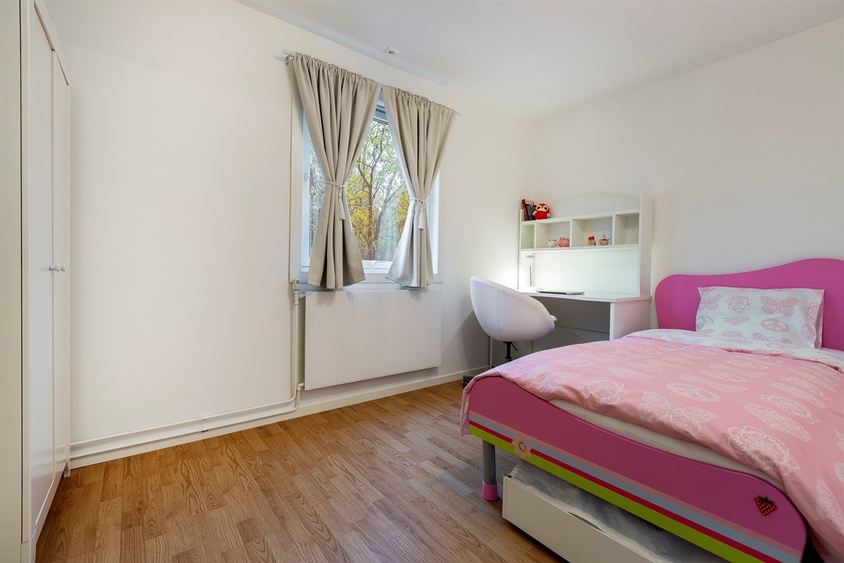 Soverom er på ca 9 m² og har garderobeskap. Galleribilde