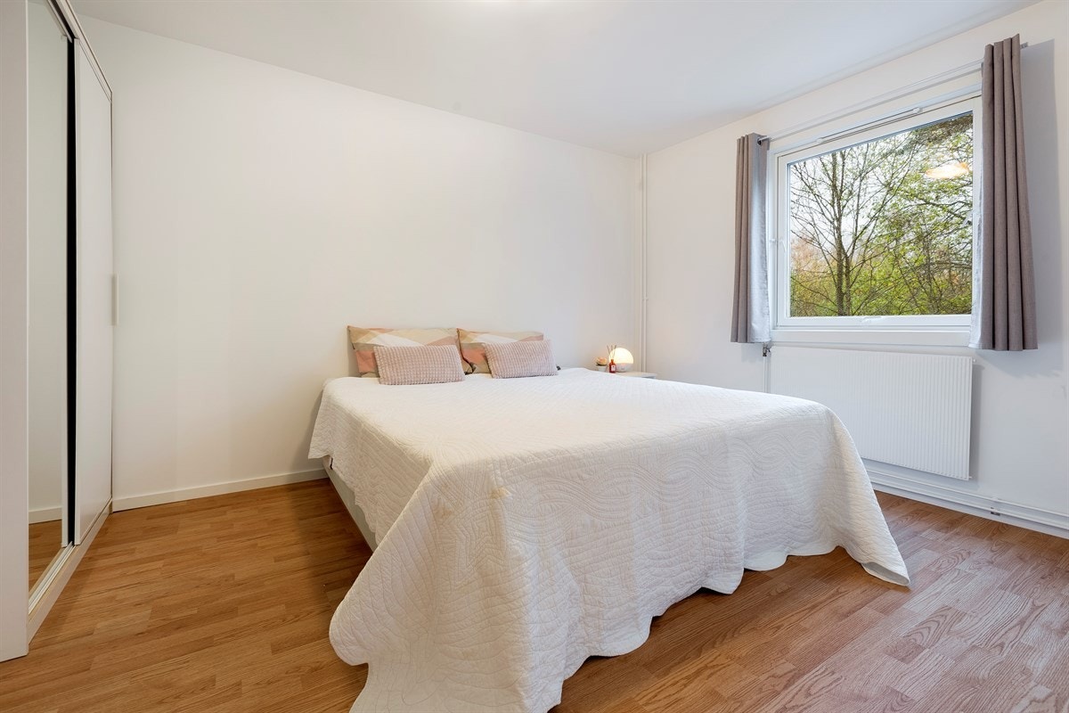 Hovedsoverommet har skyvedørsgarderobe. Galleribilde