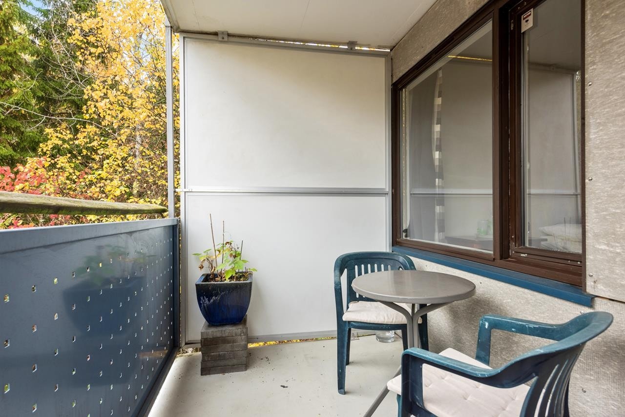 Balkongen ligger stille og usjenert til og har god plass til utemøbler og grill Galleribilde