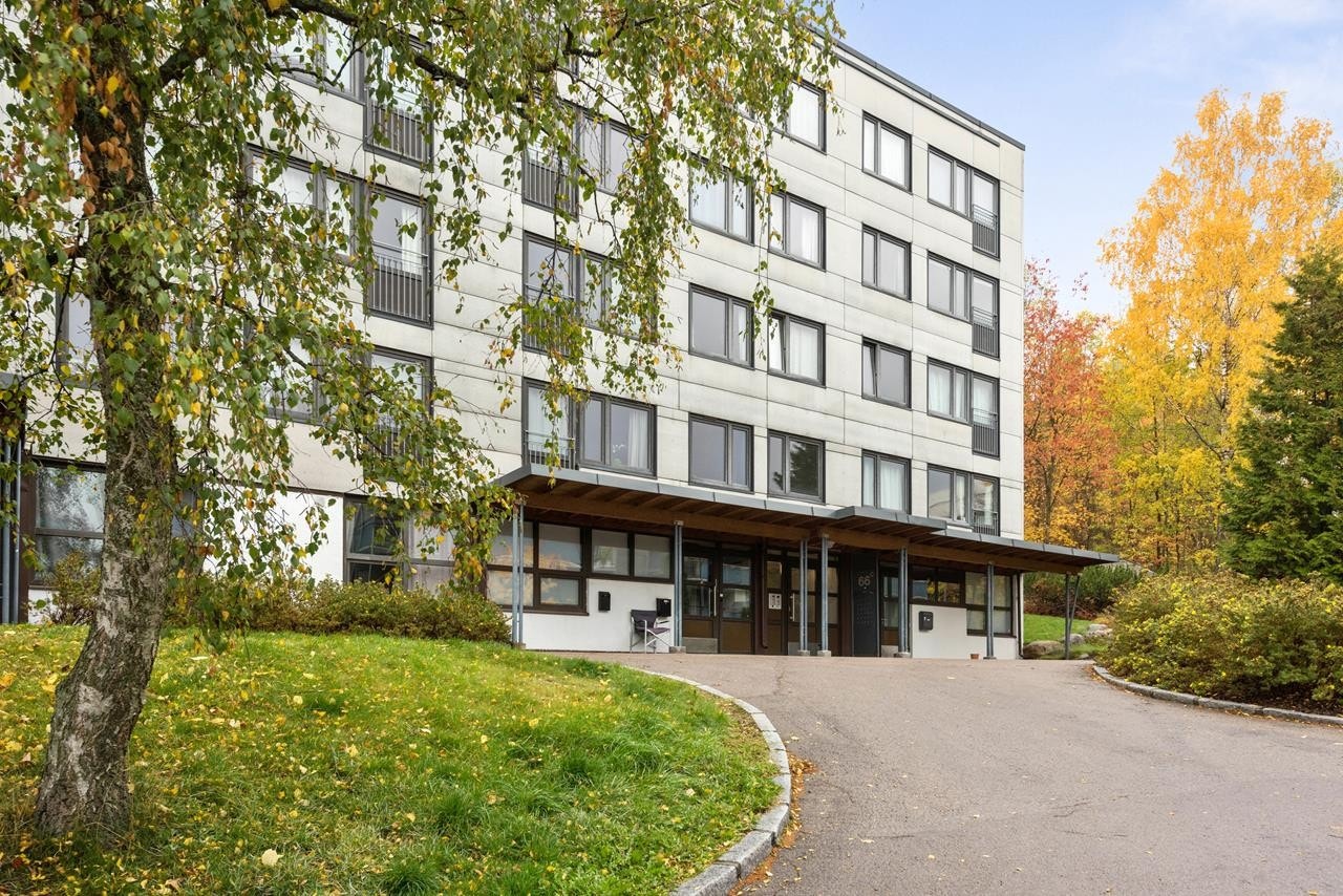 Velkommen til en stor og gjennomgående 3-roms endeleilighet med flott beliggenhet i Hovseterveien 66 C! Galleribilde