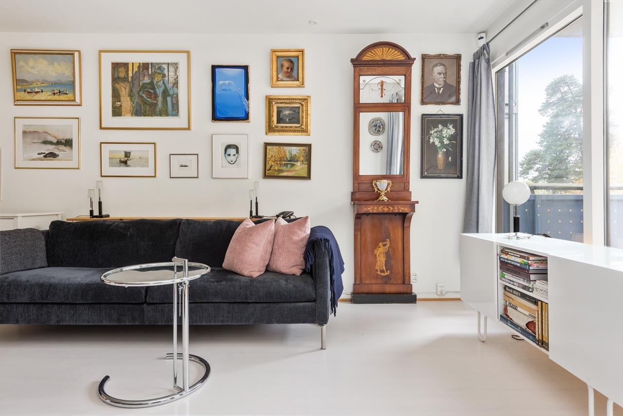 Stuen er romslig og har gode møbleringsmuligheter Galleribilde