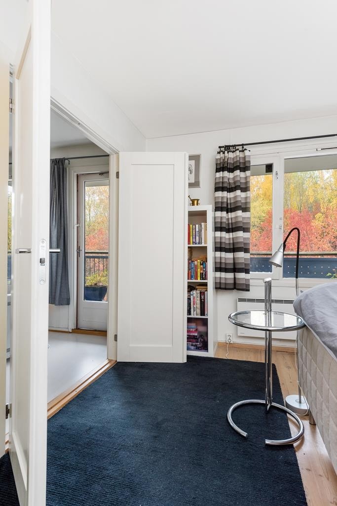 Rommet har nyere doble dører mot stuen, noe som gir en fin flyt mellom rommene Galleribilde