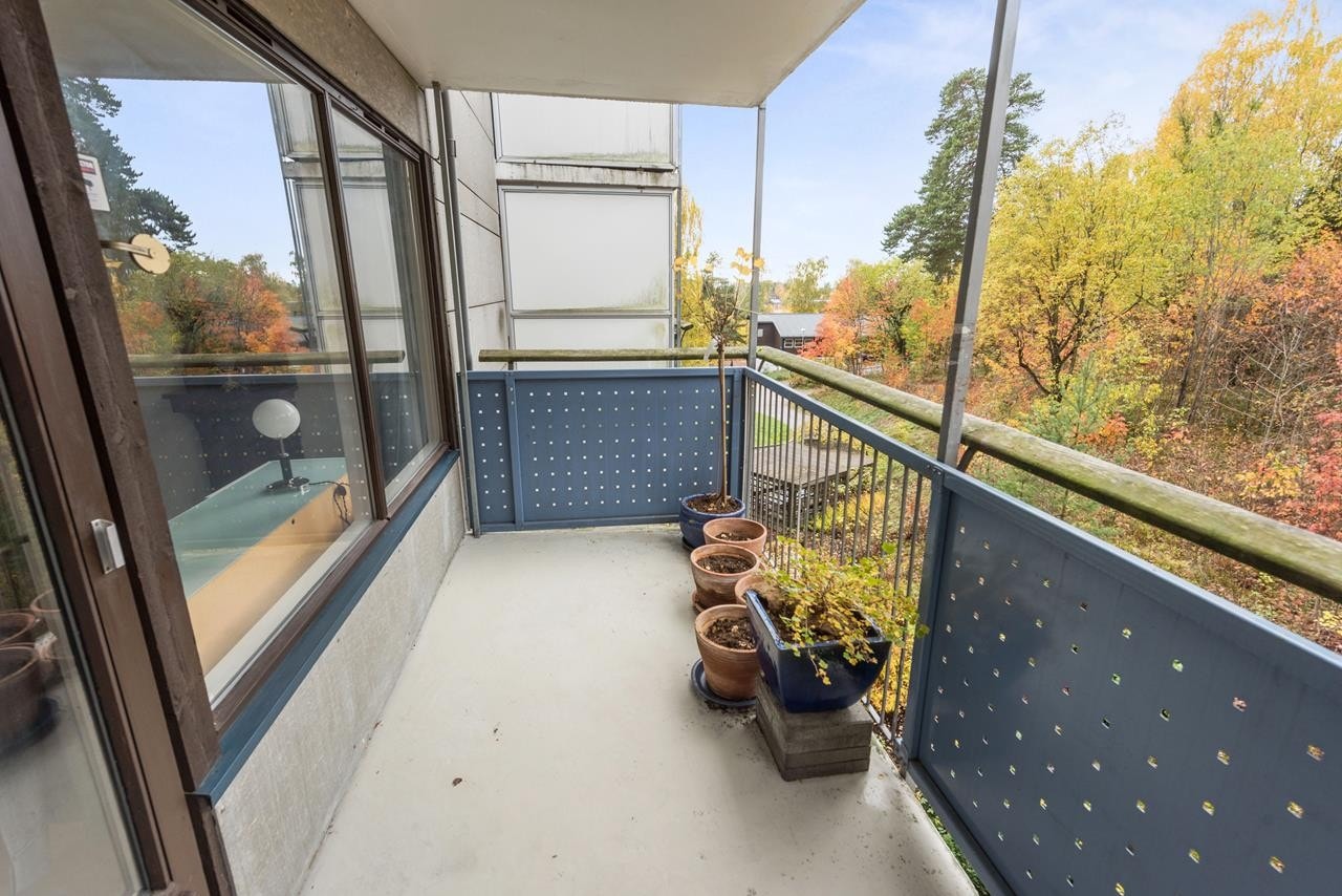 Stor og overbygget balkong på 11 kvm med ettermiddags-/kveldssol Galleribilde