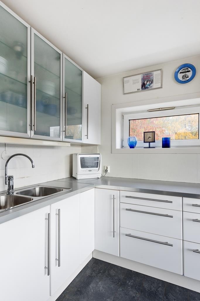 Et sidevindu gir ekstra gode lysforhold og hyggelig utsyn mot skogen Galleribilde