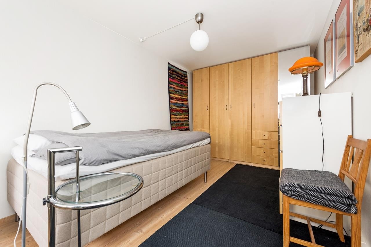 Romslig hovedsoverom med stort garderobeskap Galleribilde