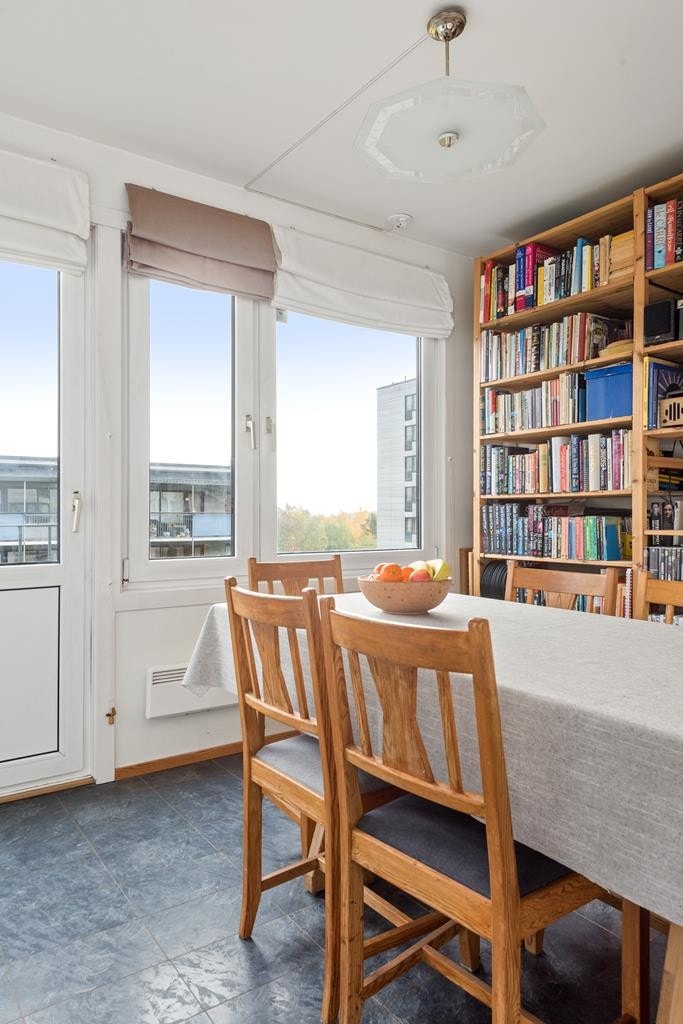 Sosialt og hyggelig kjøkken med spiseplass Galleribilde