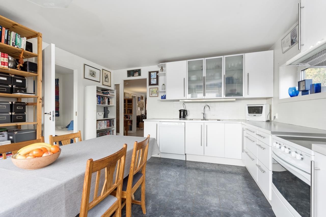 Kjøkkenet har en praktisk utforming og moderne innredning Galleribilde