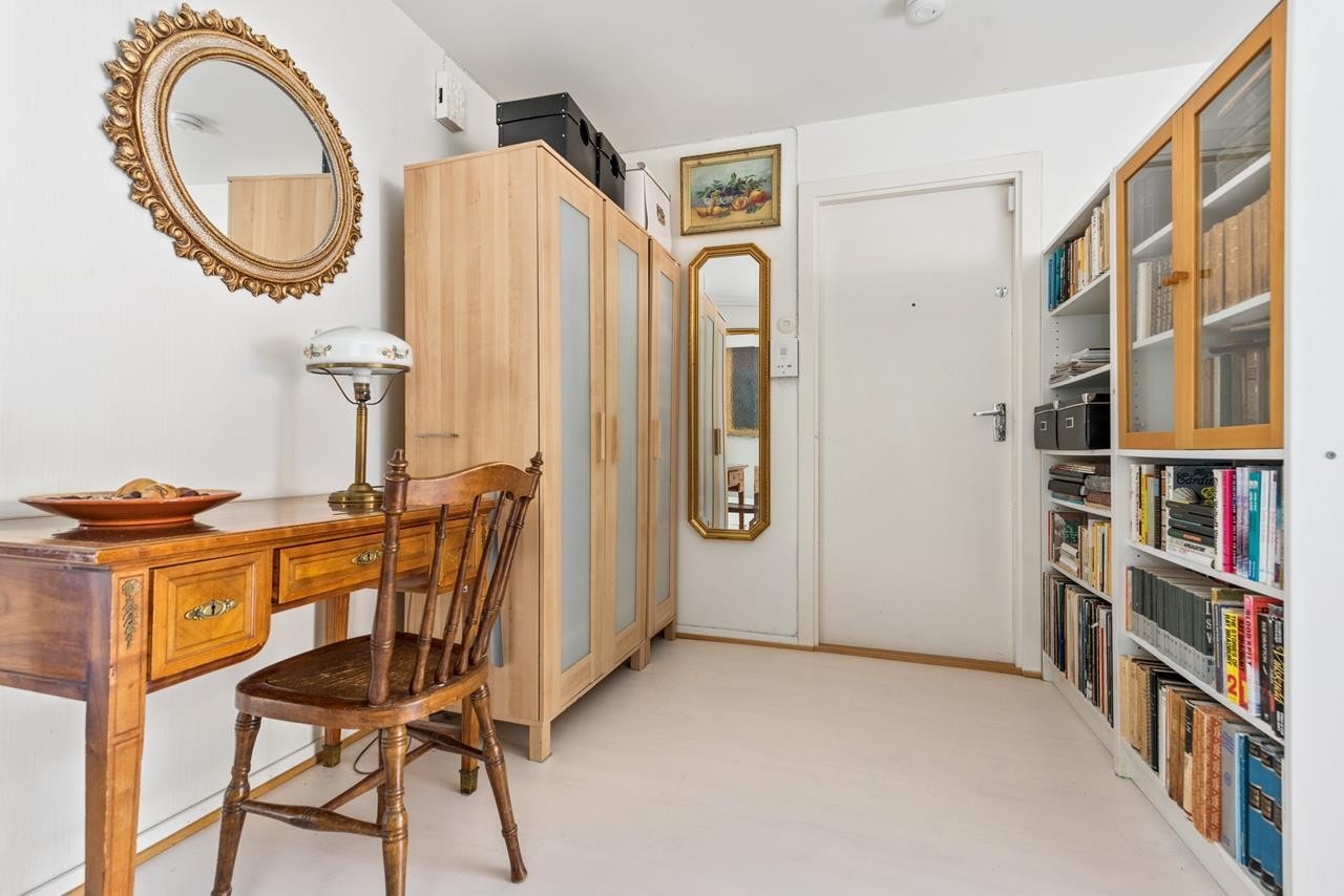 Luftig entré med garderobeskap Galleribilde