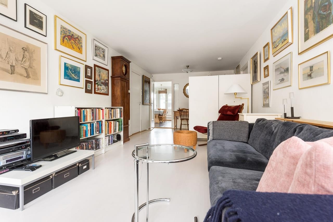 Stue mot entré. Den gjennomgående planløsningen gir en god romfølelse og hyggelig atmosfære. Galleribilde