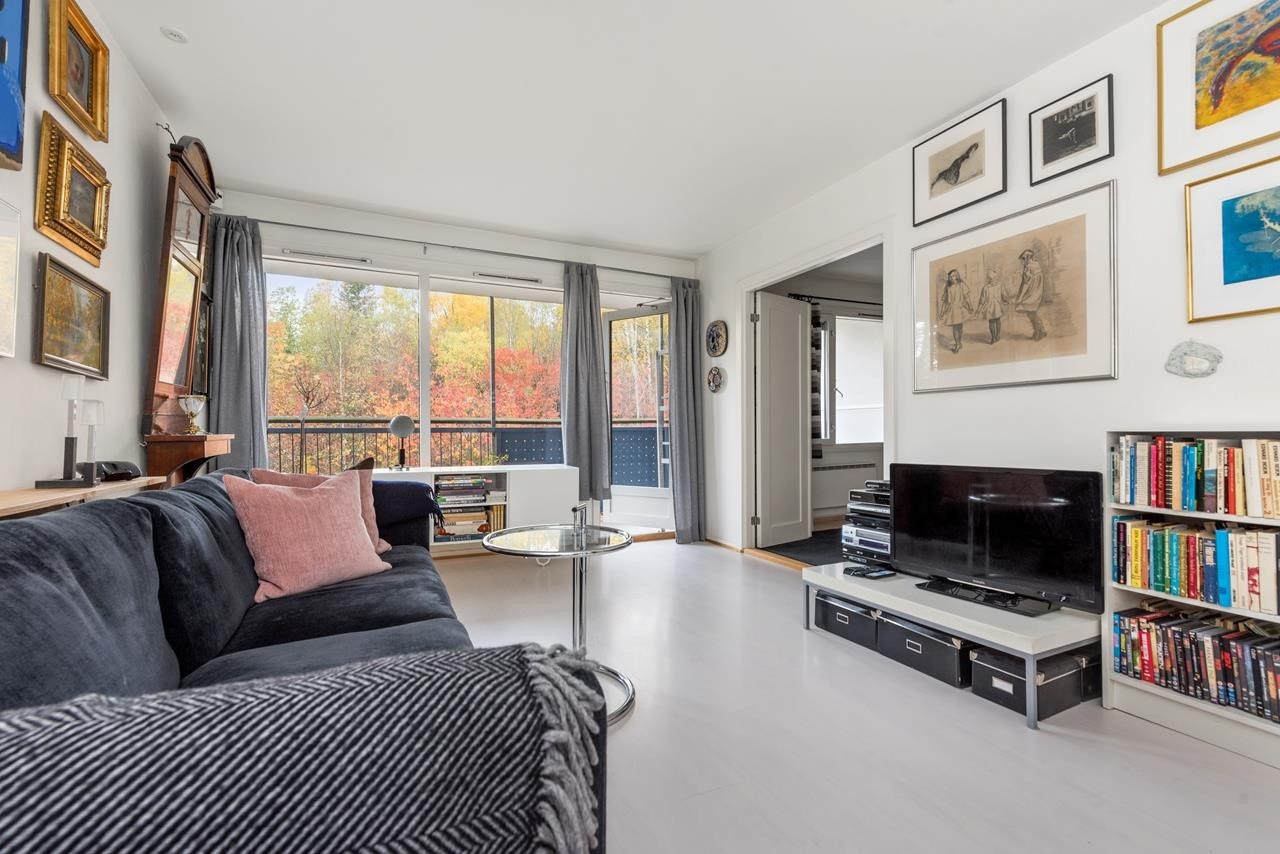 Stuen har lyse overflater og store vinduer som slipper både lys og utsikt inn i rommet Galleribilde