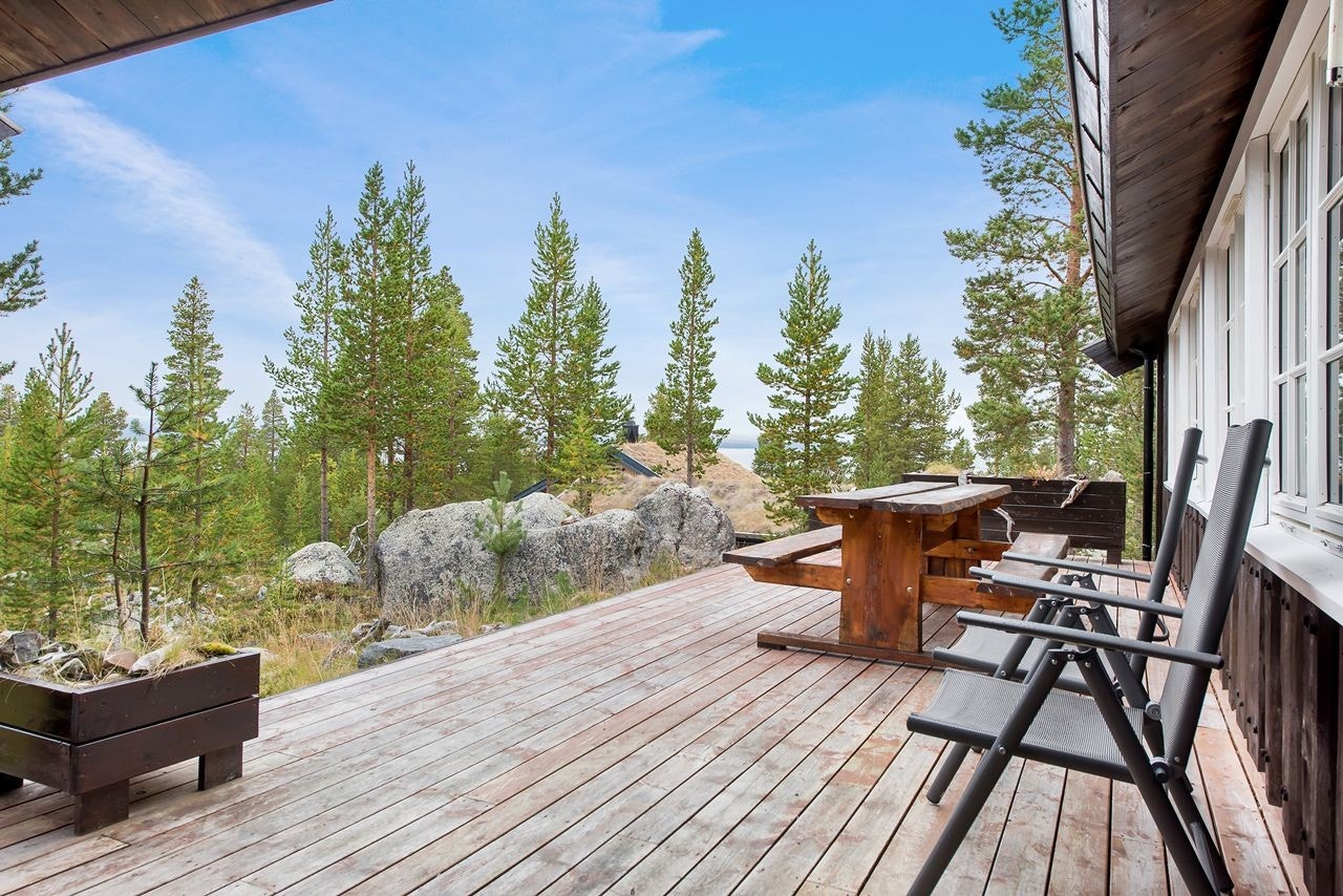 Fra terrassen er det utsikt mot Femunden og fjellområdene rundt Galleribilde