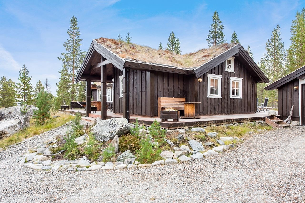 Hytta er fint plassert i terrenget Galleribilde