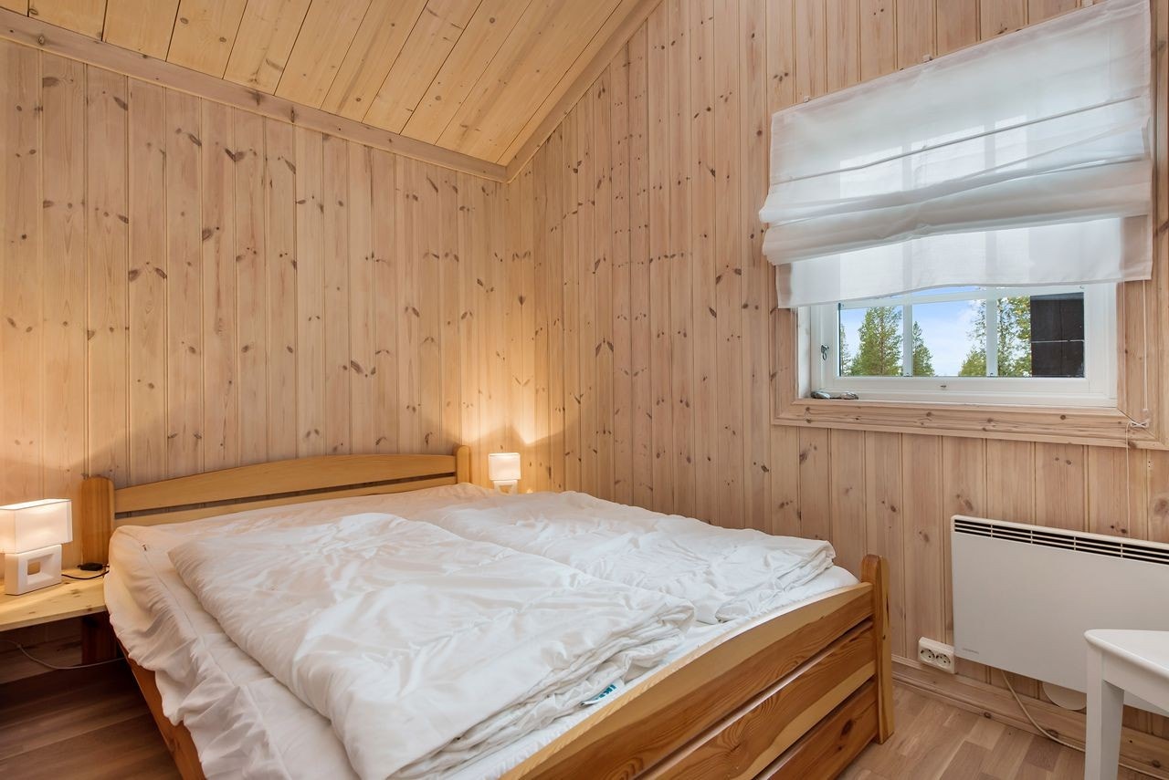 Pent soverom med god plass til stor seng Galleribilde