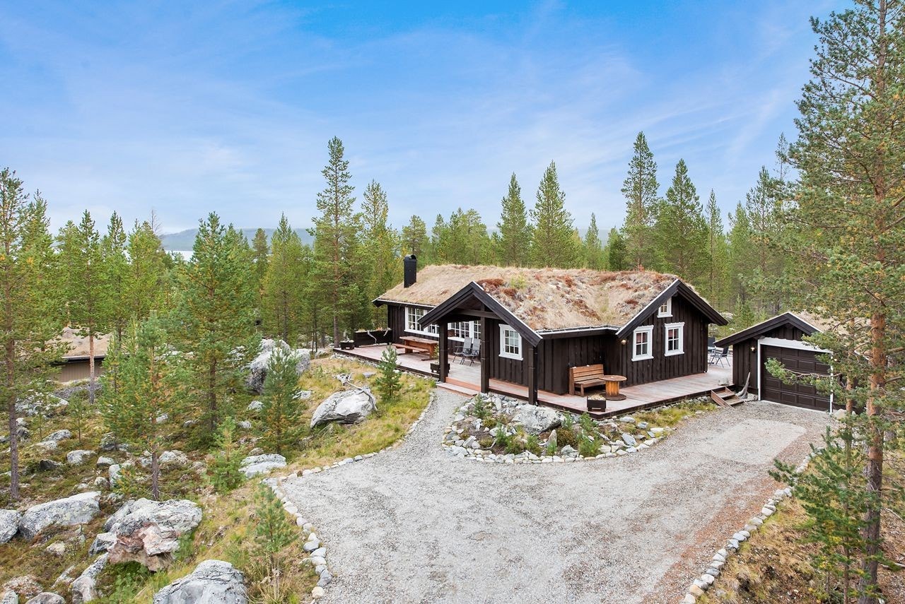 Pent hyttetun - uteplasser på 3 sider, og plass til flere biler Galleribilde