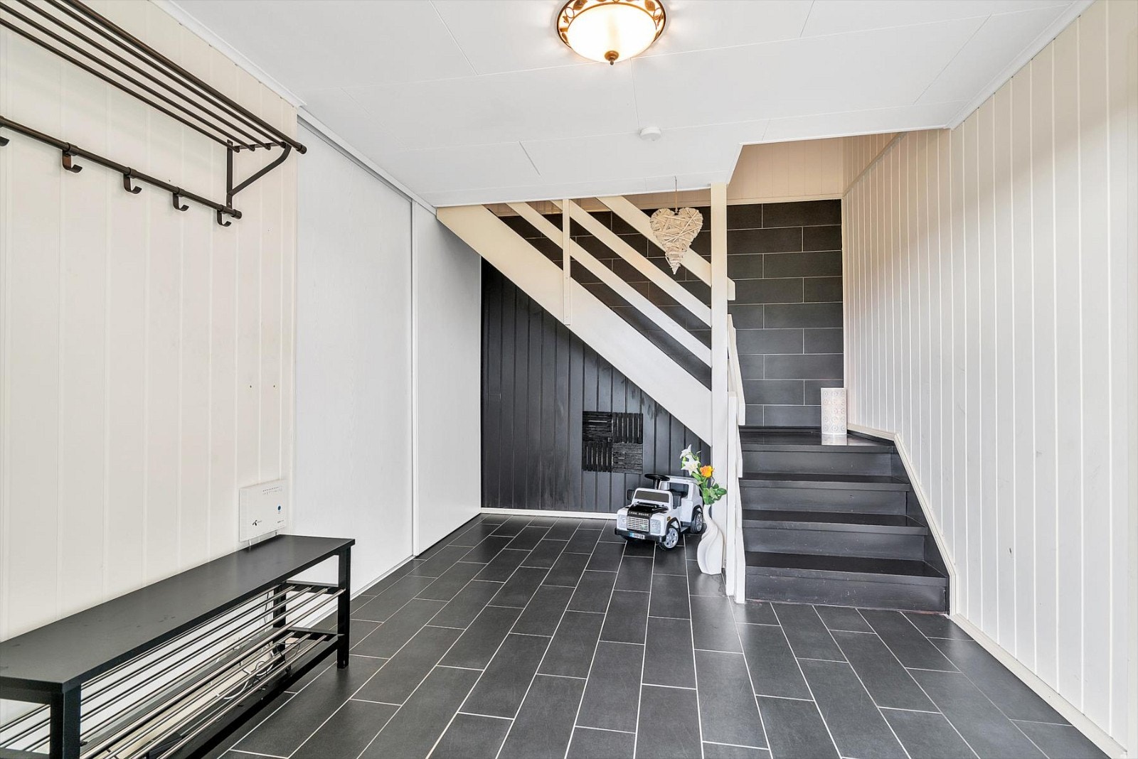 Stor hall med god plass til å henge fra seg yttertøy og sko Galleribilde