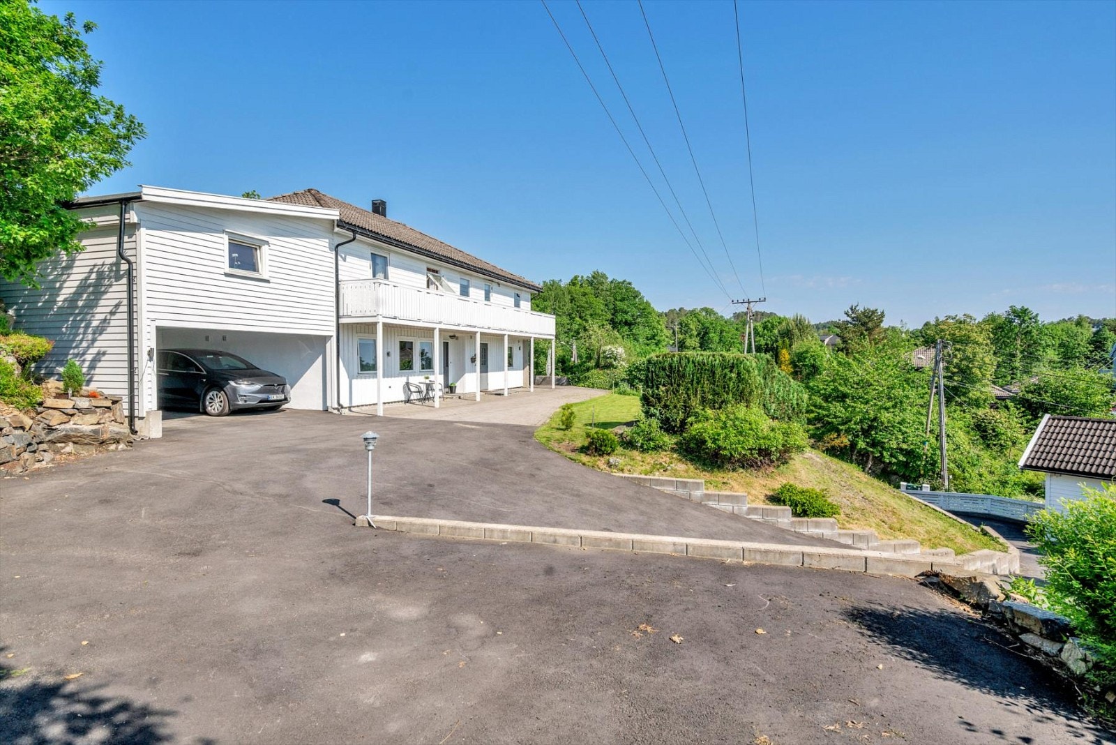 Flott fasade og tomt Galleribilde