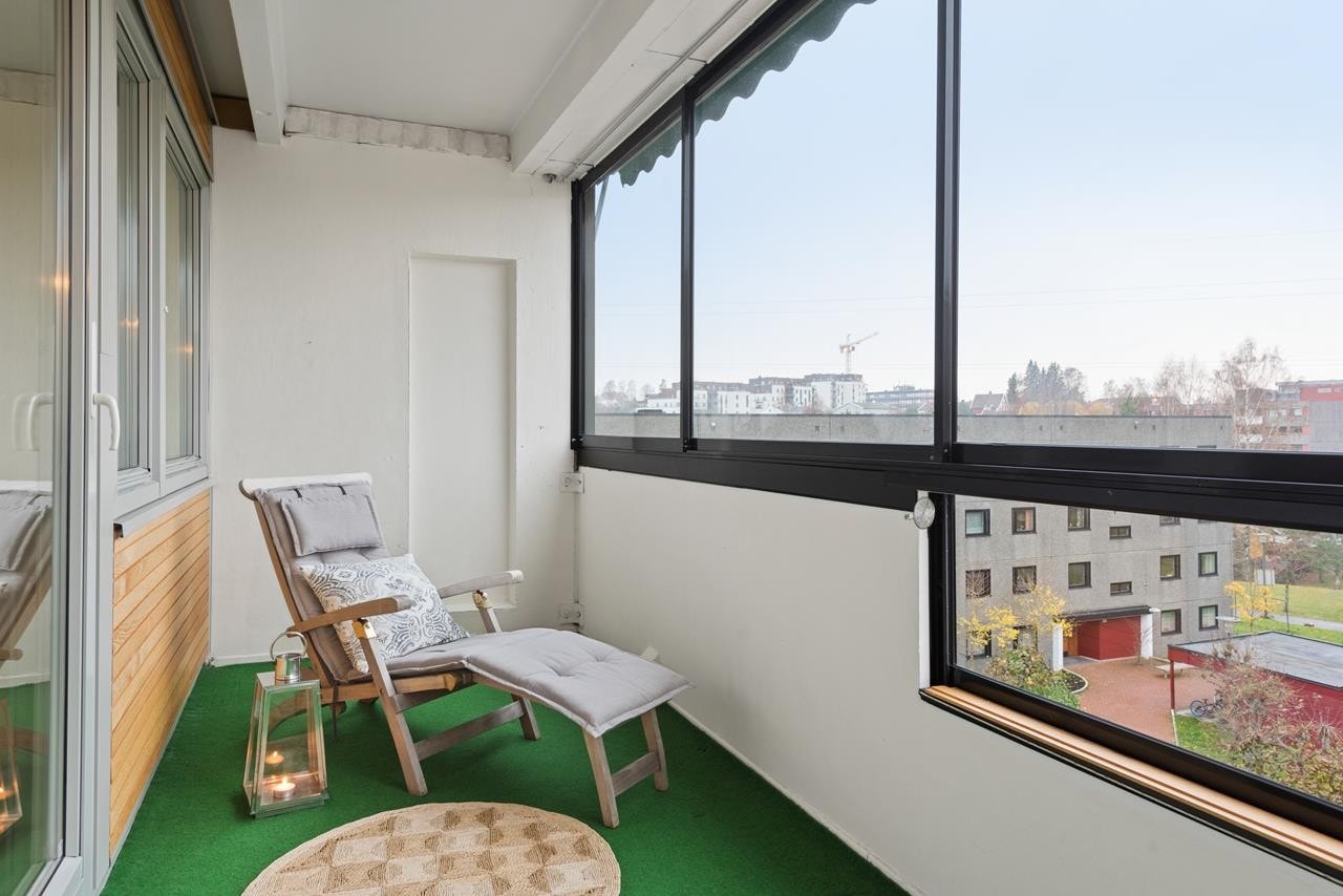 Solrik, vestvendt balkong på hele 10 kvm. Balkongen er innglasset og blir til et ekstra oppholdsrom sommerstid. Galleribilde
