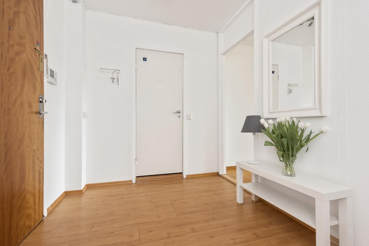 Meget romslig entré med god plass til garderobeløsning, entrémøbler eller f.eks skrivepult Galleribilde