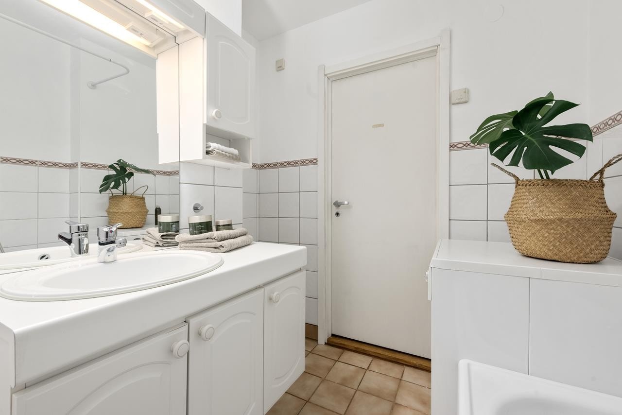 Badet har god størrelse og godt med skapplass for oppbevaring Galleribilde