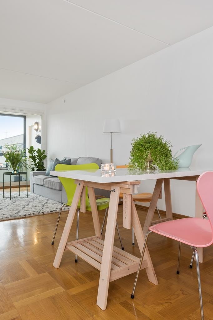 God plass til stort spisebord der familie og venner kan samles Galleribilde