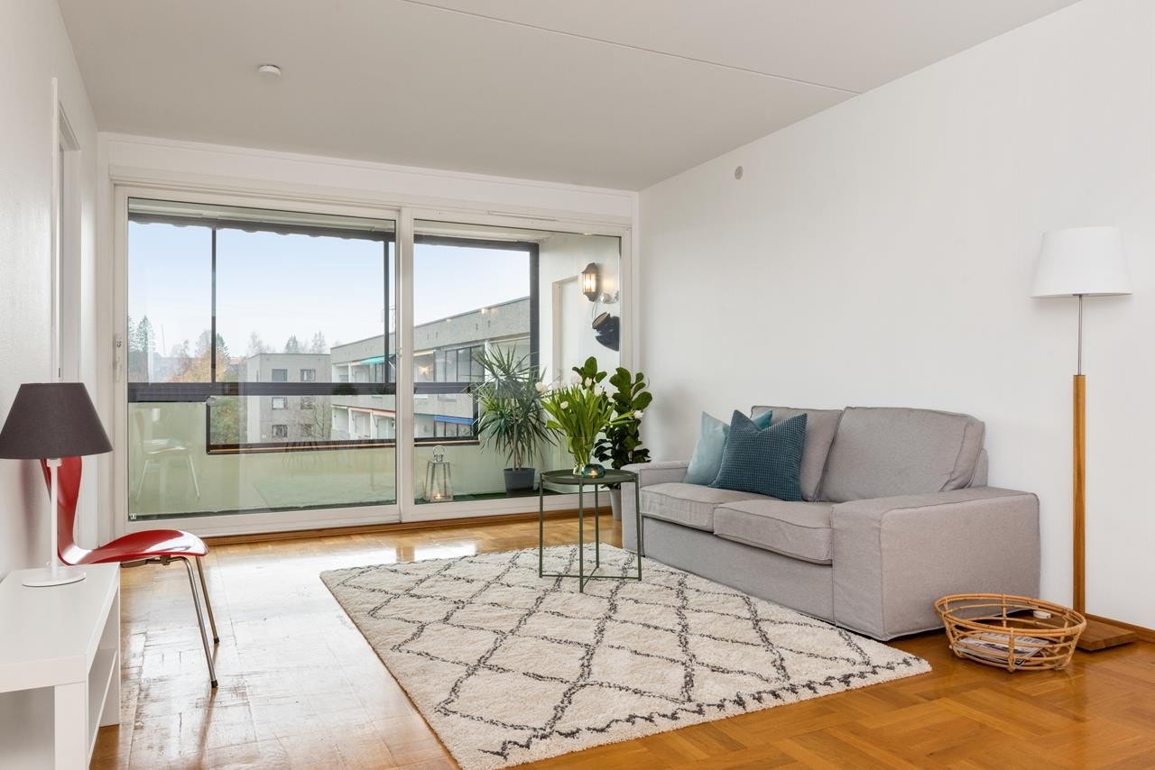 Fra stuen er det skyvedør ut til en stor og overbygget balkong Galleribilde