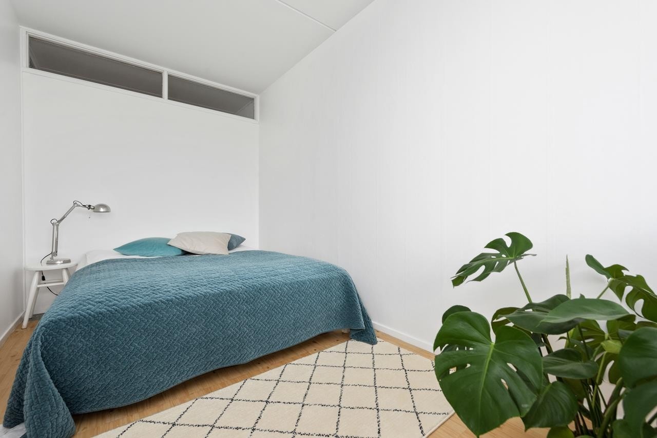 Soverom med god plass til dobbeltseng Galleribilde