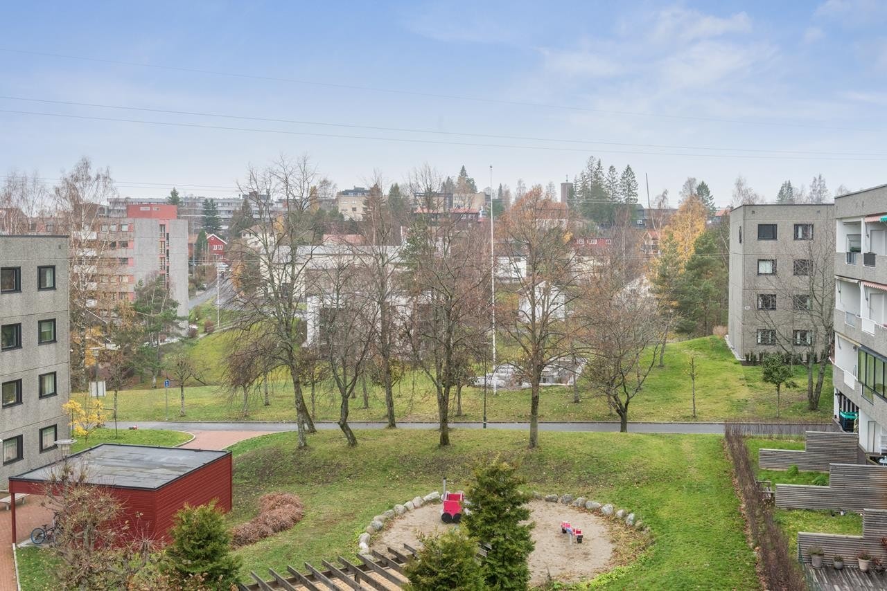 Balkongen ligger høyt og fritt med flott utsyn til grønne omgivelser Galleribilde