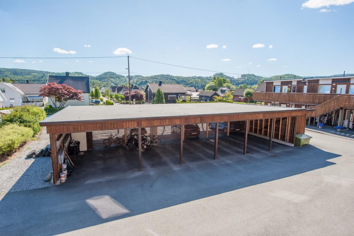 Parkering i carport Galleribilde