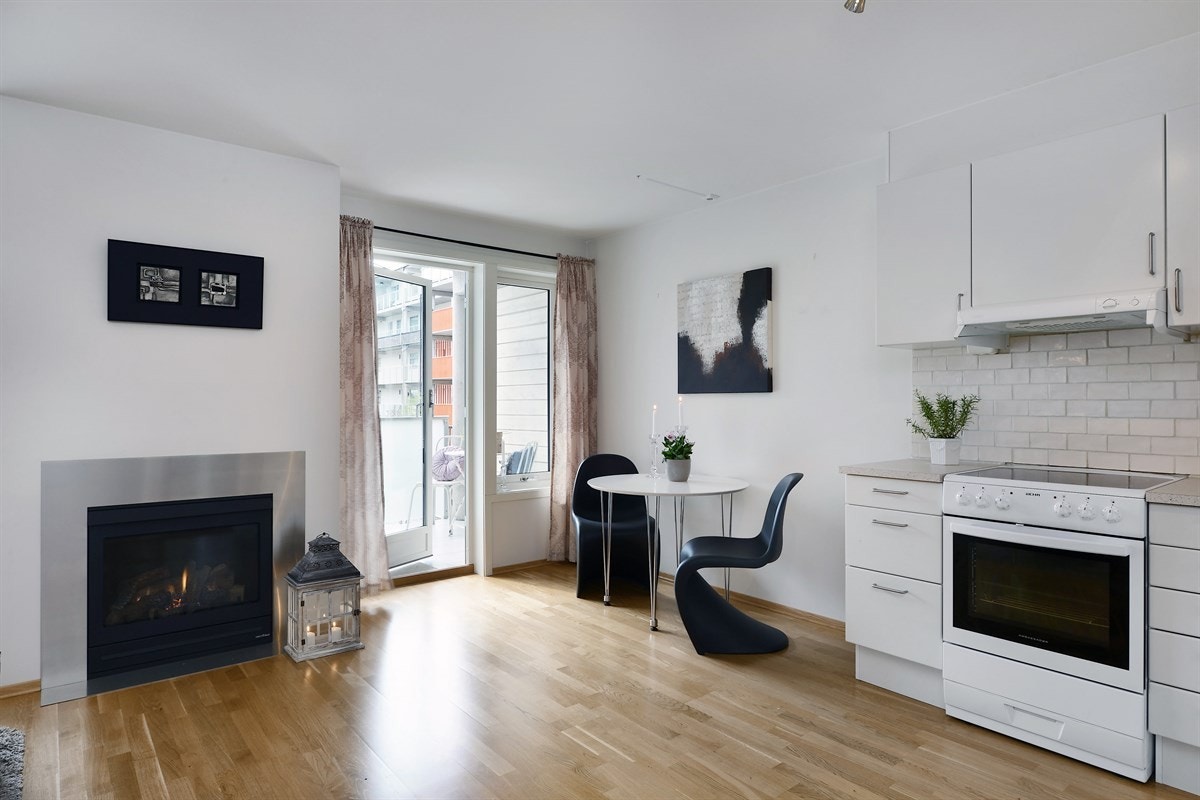 Rommet har åpen kjøkkenløsning, sosialt og arealeffektivt. Stuen er naturlig inndelt i ulike brukssoner, og det er plass til et lite spisebord ved siden av kjøkkeninnredningen. Galleribilde