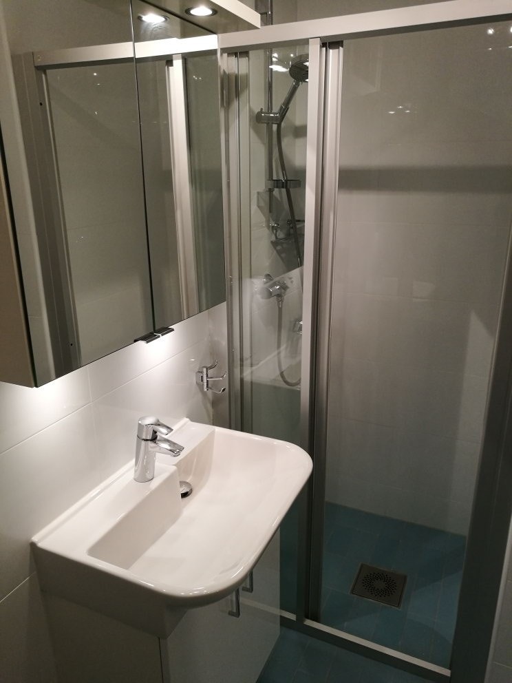 Bad med dusjnisje Galleribilde